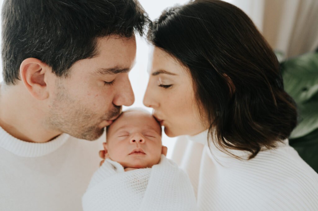 Fotografia Newborn: Estúdio ou Lifestyle? Como Escolher o Ensaio Perfeito