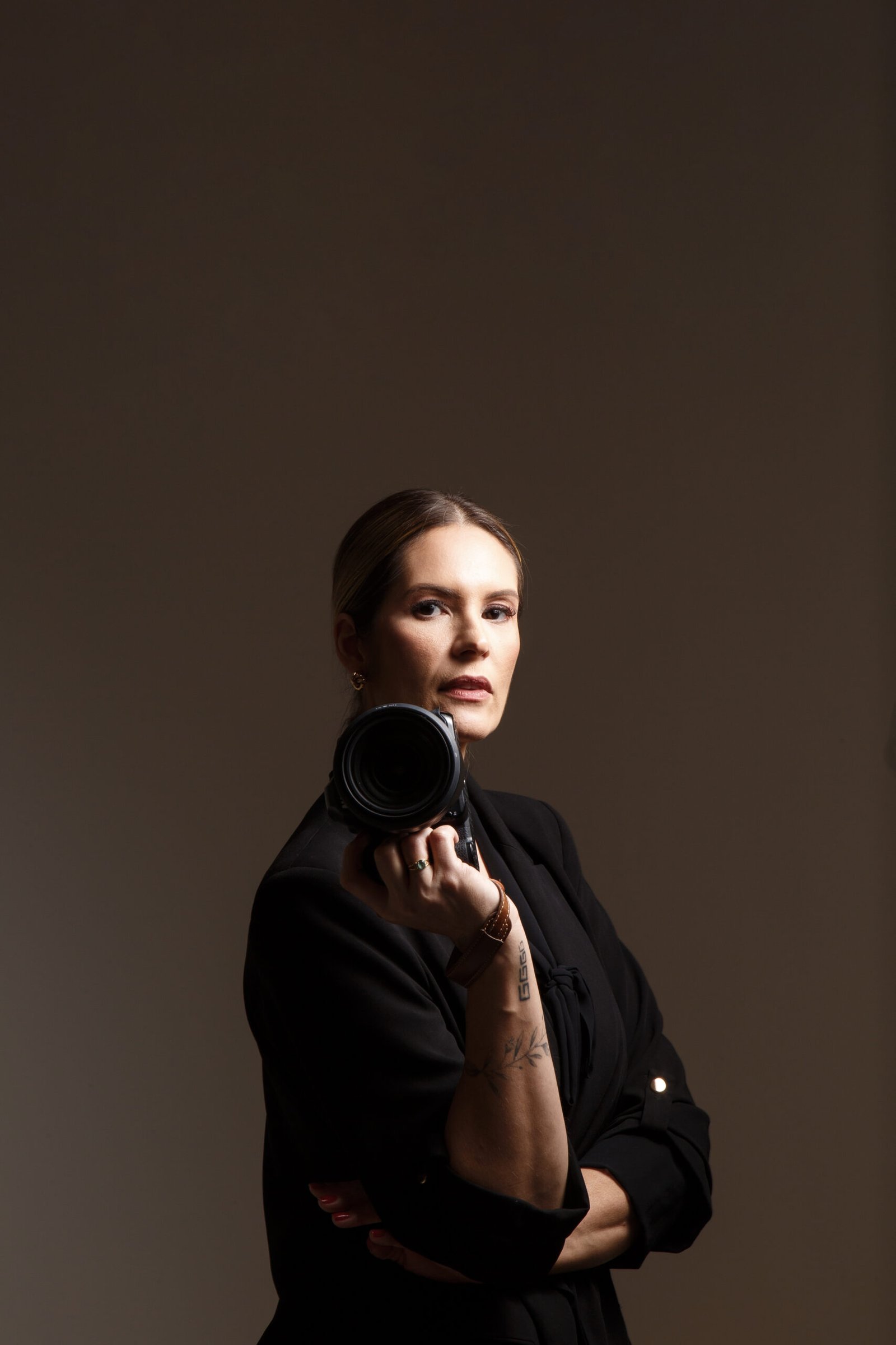 Ana Pendloski segurando a câmera