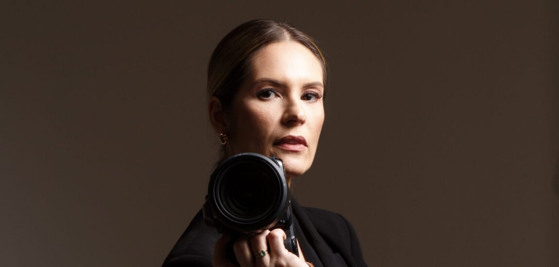 Ana Pendloski segurando a câmera