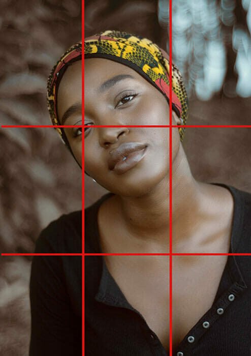 



Exemplo de retrato utilizando a regra dos terços: os olhos estão alinhados com a linha superior e o rosto em uma das interseções.