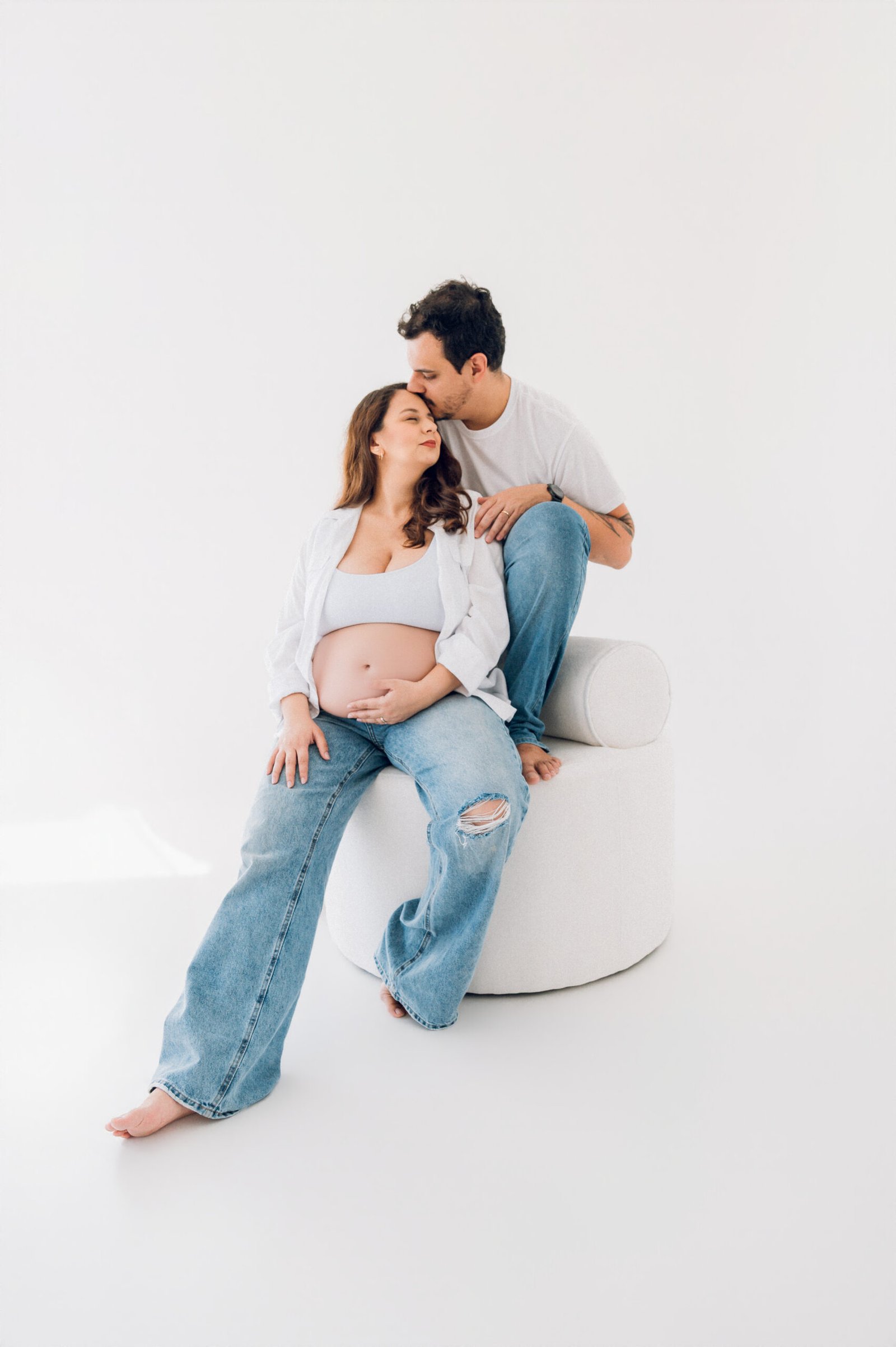 Mãe e bebê em sessão de fotografia de família no estúdio Ana Pendloski em Campo Belo